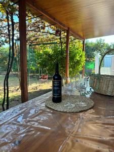 eine Flasche Wein auf einem Tisch mit Weingläsern in der Unterkunft Mi niña Lola in Fuengirola
