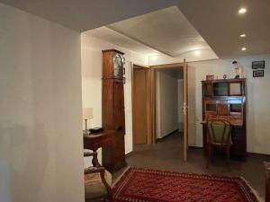 Televisyen dan/atau pusat hiburan di Ferienwohnung der besonderen Art in Villa am Glan