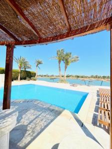 Bazén v ubytování 5 bedroom villa with private pool west golf elgouna nebo v jeho okolí