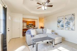 ein Wohnzimmer mit einer Couch und einem Deckenventilator in der Unterkunft Home with Fenced Yard Near Dtwn Rogers! in Rogers + 16 Fotos