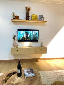 TV a/nebo společenská místnost v ubytování Cozy minimal suite