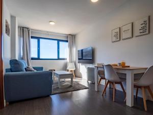 シエラネバダにあるMonte Oiz II-Eの青いソファとテーブルのあるリビングルーム