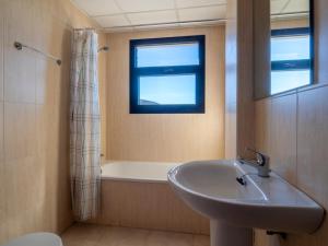 シエラネバダにあるMonte Oiz II-Eの洗面台、浴槽、窓のあるバスルーム