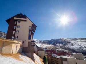 シエラネバダにあるMonte Oiz II-Eの空日の丘の上の建物