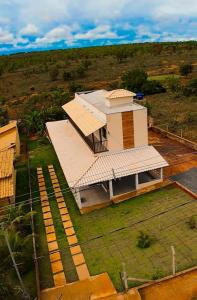 an aerial view of a house with a roof at Rancho do Tingo em Felixlândia mg in Felixlândia