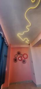 a room with a ceiling with a light fixture on it at Diseño lindo in San Baltasar