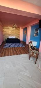 a large bedroom with a bed and a chair at Diseño lindo in San Baltasar