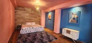 a bedroom with blue and pink walls and a bed at Diseño lindo in San Baltasar