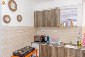 Kuchyň nebo kuchyňský kout v ubytování PAWA Homestays Studio California