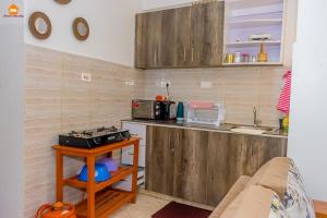 Kuchyň nebo kuchyňský kout v ubytování PAWA Homestays Studio California