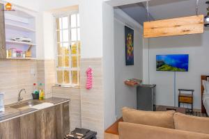 Kuchyň nebo kuchyňský kout v ubytování PAWA Homestays Studio California