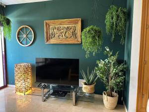 TV a/nebo společenská místnost v ubytování Charm Apartment 90m2