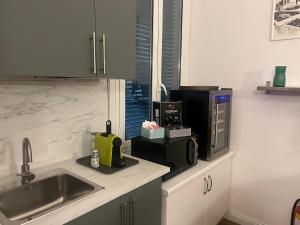 A kitchen or kitchenette at Les Artes
