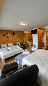 ein Hotelzimmer mit zwei Betten und einem Tisch in der Unterkunft Studio 4206 Les Sources aux Bains d'Ovronnaz in Ovronnaz