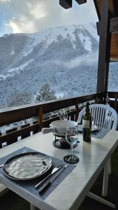 Ein allgemeiner Bergblick oder ein Berglick von des Aparthotels aus