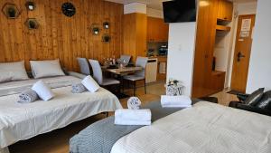 Ein Bett oder Betten in einem Zimmer der Unterkunft Studio 4206 Les Sources aux Bains d'Ovronnaz