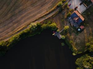 NagyvelegVelegi Kaland Tanya的享有湖泊和农场的空中景致 更多5张照片
