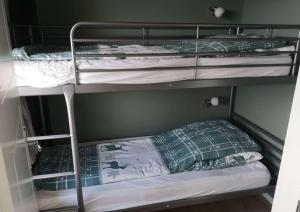 Ένα ή περισσότερα κρεβάτια σε δωμάτιο στο Apartment Harzblick - Traumaussicht & Schwimmbad +16 φωτογραφίες