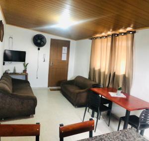 a living room with a couch and a table at Flats Santana Apartamento a 2km do centro, com garagem gratuita, a combinar in Ouro Preto
