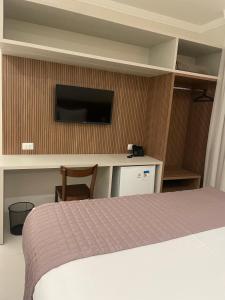 Uma TV ou centro de entretenimento em Hotel Jardim