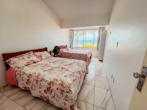 una camera da letto con due letti e una finestra di Praia do Frances - Casa Vista para o Mar - 50 metros da areia da praia a Praia do Frances