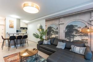 un soggiorno con divano e cucina di GoldenHills Panorama Apartment a Fonyód