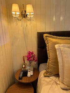 a table with remote controls and flowers on a bed at Casa em Gramado in Gramado