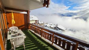 Ein allgemeiner Bergblick oder ein Berglick von des Aparthotels aus