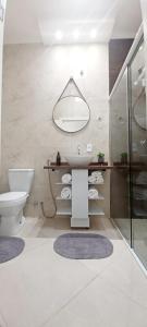 un bagno con lavandino e WC di Casa da Lagoa a Balneário Barra do Sul Altre 57 foto