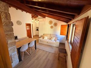 a living room with a couch and a table at Casa Manuel I Sabugueiro in Sabugueiro