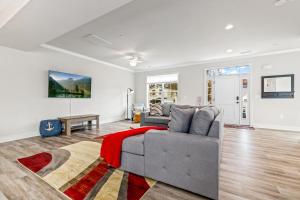 アナポリスにあるGolden Anchor Retreat Lux Living!のソファとテーブルのあるリビングルーム