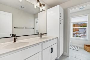 アナポリスにあるGolden Anchor Retreat Lux Living!の白いバスルーム(シンク2台、鏡付) +48枚の写真