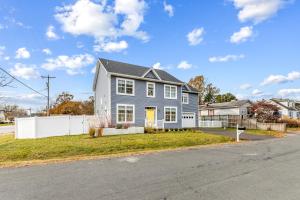アナポリスにあるGolden Anchor Retreat Lux Living!の通路側灰色の家