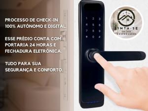 une main tenant une poignée de porte avec un téléphone dans l'établissement LINDA VISTA c piscina, sauna, garagem e academia, à São Paulo