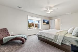アナポリスにあるGolden Anchor Retreat Lux Living!のベッドと天井扇風機のある寝室