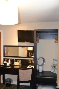 A kitchen or kitchenette at Globe Hotel Wetherspoon 
