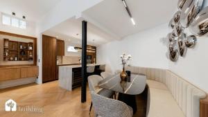 Kuchyň nebo kuchyňský kout v ubytování Maison de Luxe à 500m de la gare