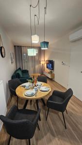 a living room with a table and chairs at Apartamenty Września IV in Września