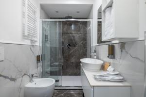 Koupelna v ubytování Hezio Guest House + 32 fotografií