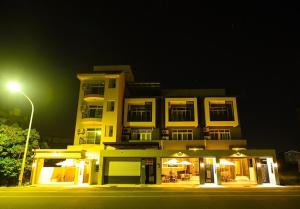 ein großes Gebäude in der Nacht mit Straßenbeleuchtung in der Unterkunft Summer Travel B&B in Taitung