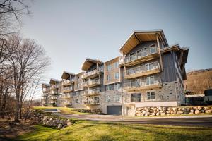un condominio con balconi sui lati di La Libériste 108 - Ski-in Ski-out - 4 personnes a Beaupré