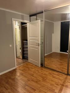 an empty room with a door and a mirror at Tromsø - seksjonert hus i nydelige omgivelser in Trondalen