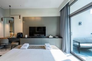 een slaapkamer met een bed en een groot raam bij Canal View Studio Downtown - Near Dubai Mall & Burj Khalifa - MAG 318 in Dubai