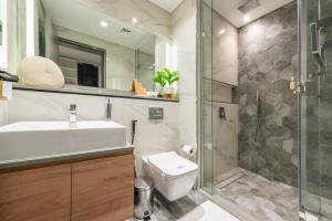 een badkamer met toilet, wastafel en douche bij Canal View Studio Downtown - Near Dubai Mall & Burj Khalifa - MAG 318 in Dubai