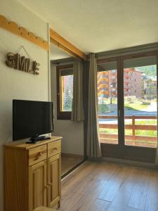 Et tv og/eller underholdning på Appartement 4 a 6 Risoul pieds des pistes