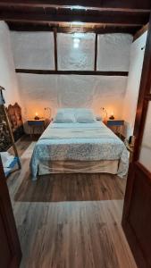 Un dormitorio con una cama grande en un ático. en Casa Cecilia, en Los Silos