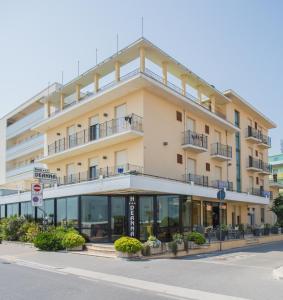un edificio en una calle frente a un edificio en Hotel Deanna en Bellaria-Igea Marina