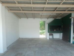 Habitación blanca grande con mesa y ventana en Paloma Chalets, en La Falda