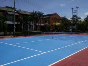 um campo de ténis com uma pessoa de pé sobre ele em Acogedor Apartamento Girardot em Girardot