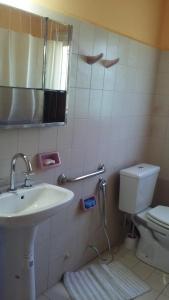 un baño con lavabo e inodoro en Paloma Chalets, en La Falda